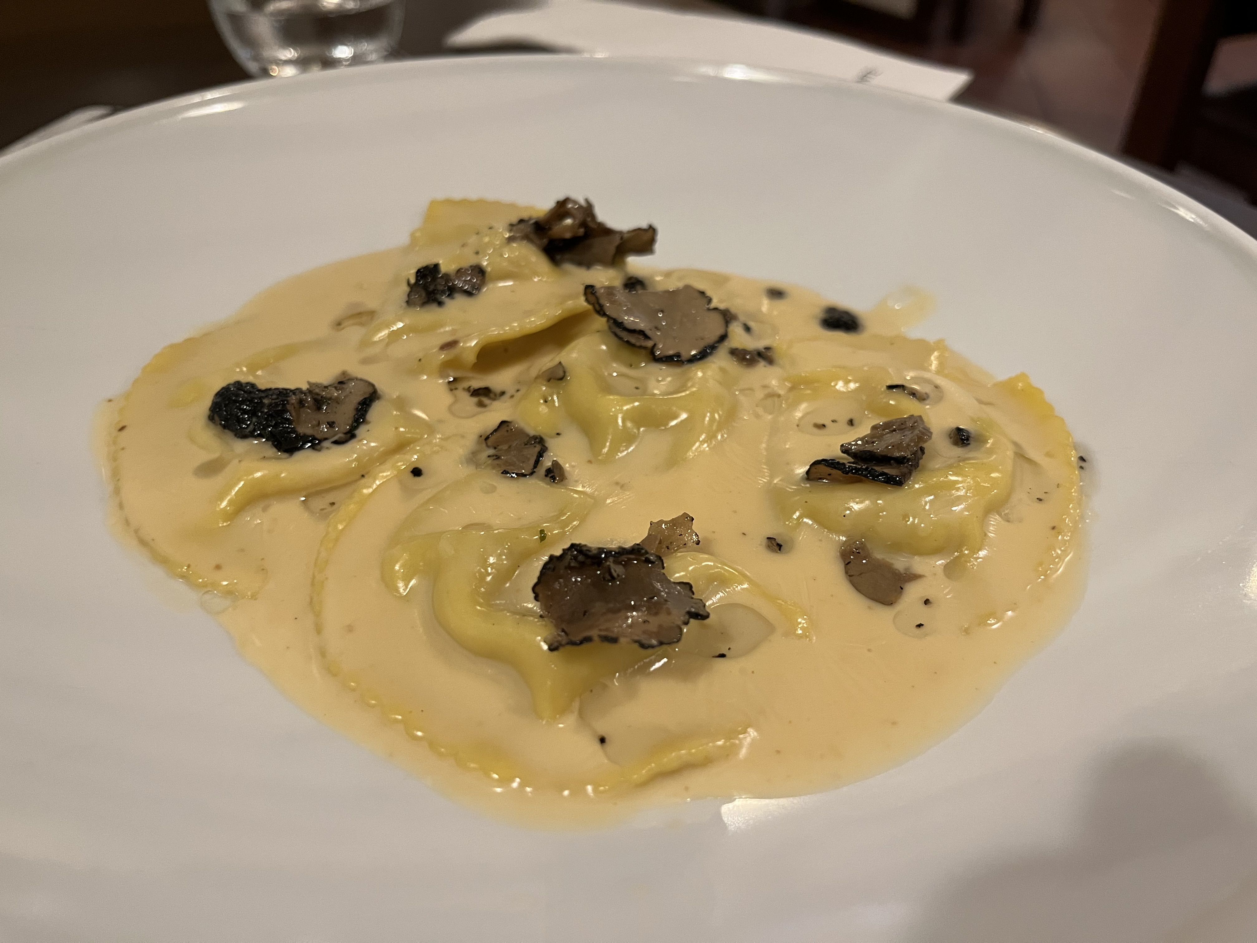 foto di tortellini con funghi porcini, fonduta e scorza di tartufo